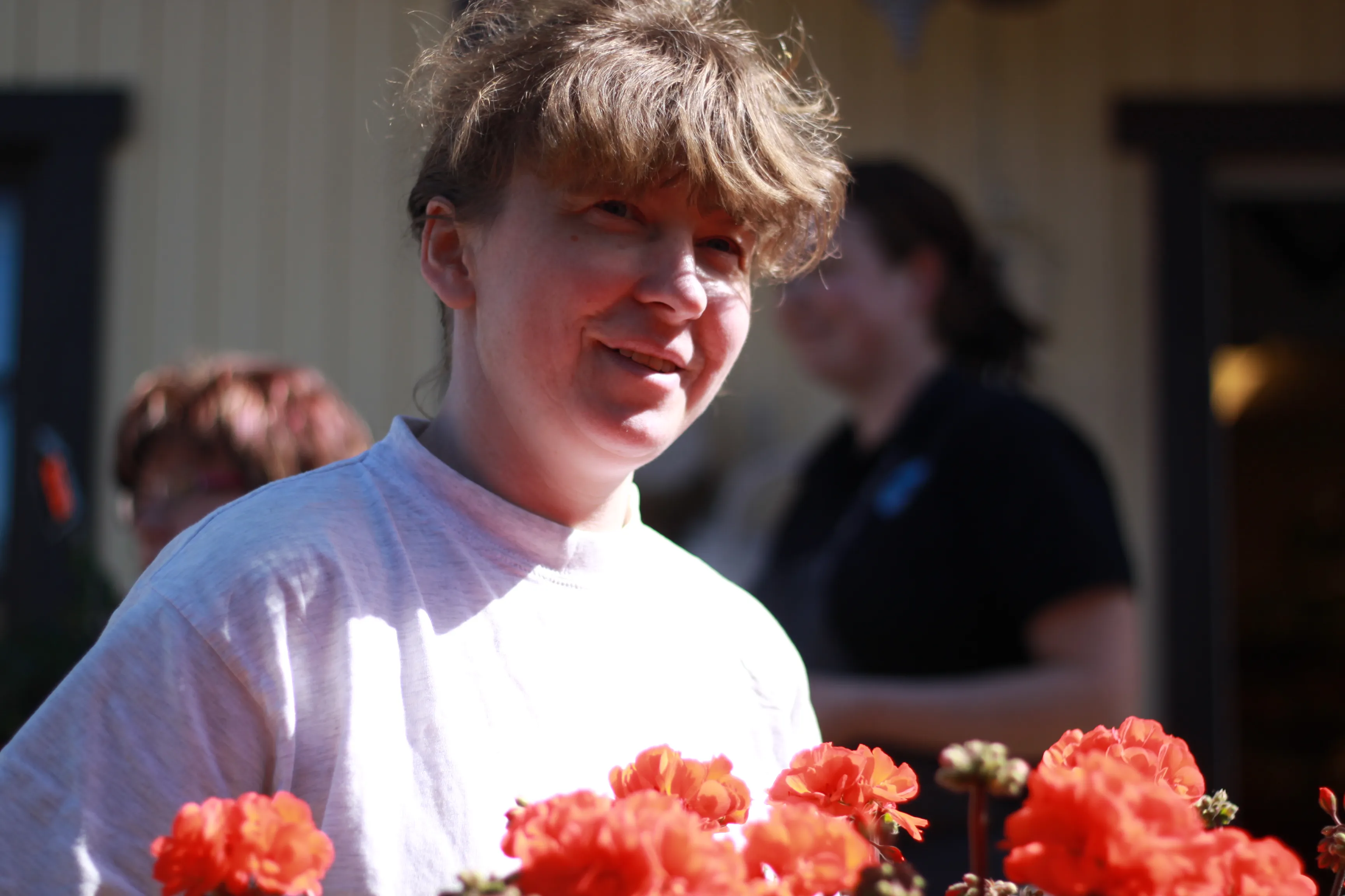 Erika kukkien parissa